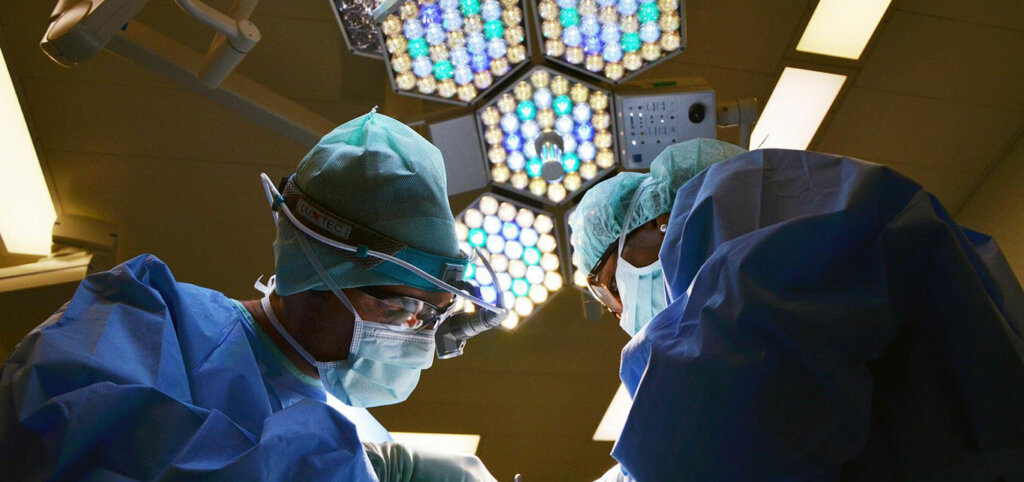 healthcare-professionals-performing-surgery