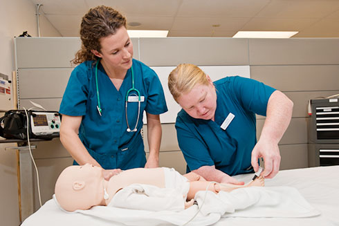 nursing-students-in-lab-SMCC-Maine