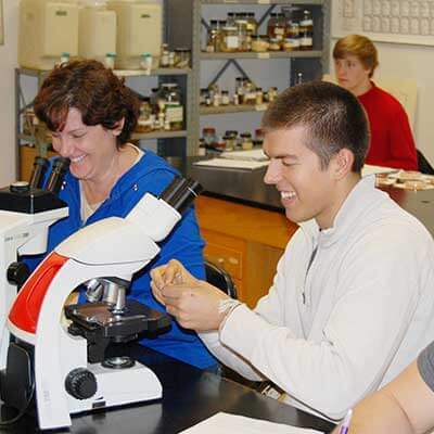 SMCC-Maine-students-in-science-lab-with-microscope