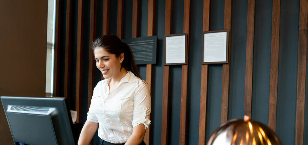 hospitality-professional-at-hotel-front-desk