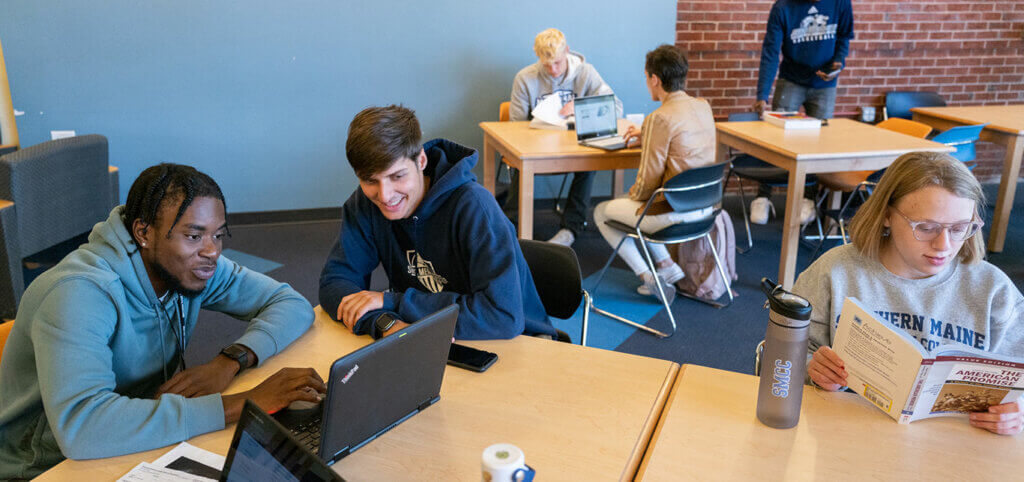 SMCC-maine-students-on-campus-with-laptops