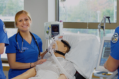 respiratory-therapy-students-with-simulation-patient-and-respiratory-therapy-care-equipment